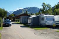Camping Bellerive - Wohnwagen mit Vorzelten an der Strasse