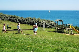 Camping Bellevue - Kinder auf dem Spielplatz vom Campingplatz mit Meerblick