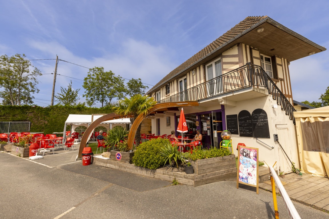 Camping Le Bellevue  Camping Bellevue  - Restaurant mit Terrasse auf dem Campingplatz