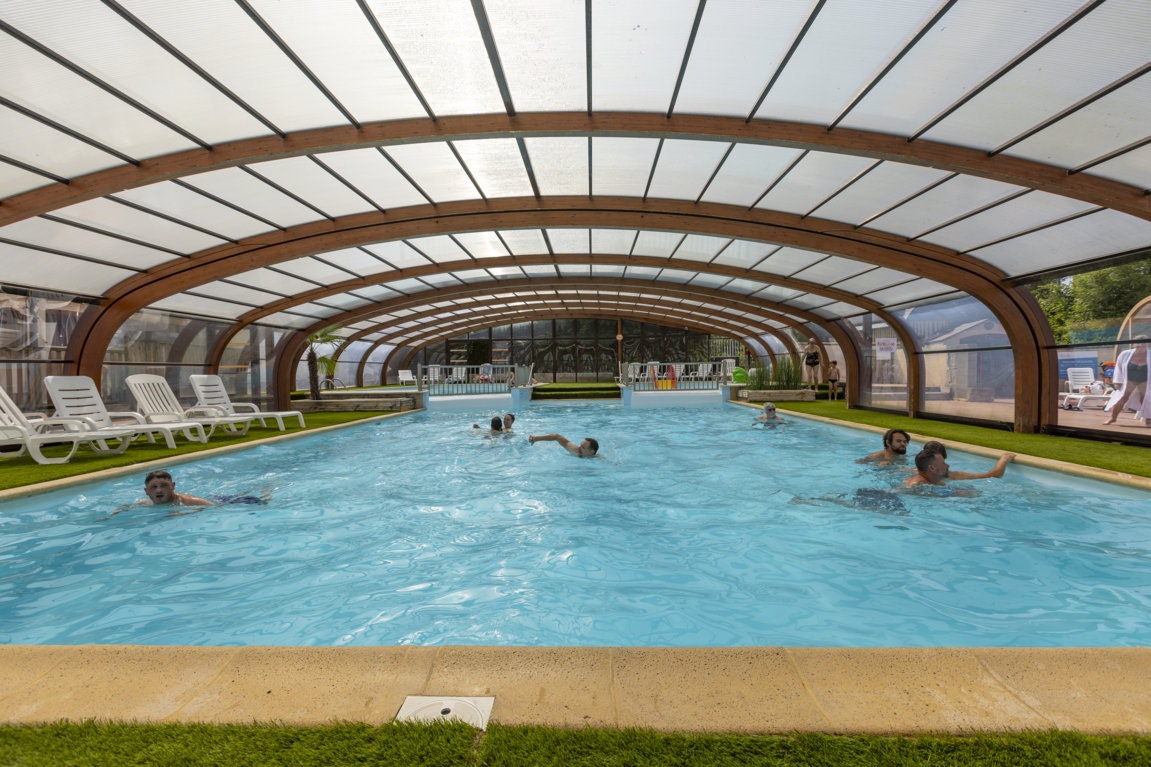 Camping Le Bellevue  Camping Bellevue - Pool mit Überdachung auf dem Campingplatz