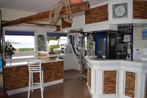 Camping Bellevue Mer - Tresenbereich des Restaurants