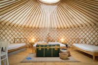 Camping Bellinzona - Innenraum eines Glampingzeltes mit Betten