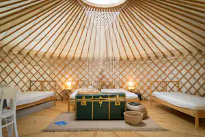 Camping Bellinzona - Innenraum eines Glampingzeltes mit Betten