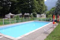 Camping Bellinzona - Swimmingpool mit Liegestühlen am Rand