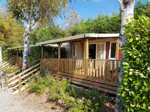 Camping Belvédère de l'Obiou - Mobilheim mit Terrasse auf dem Campingplatz