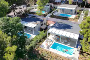 Amadria Park Camping Trogir - Mobilheime mit Terrasse und eigenem Pool auf dem Campingplatz
