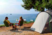 Camping Belvedere - Camper sitzen vor ihrem Zelt und blicken auf den Gardasee