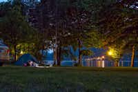 Camping Belvedere  -  Stellplatz vom Campingplatz auf grüner Wiese mit Blick auf den Garda See am Abend