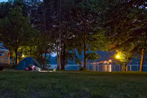 Camping Belvedere - Stellplatz vom Campingplatz auf grüner Wiese mit Blick auf den Garda See am Abend