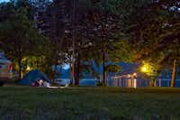 Camping Belvedere  -  Stellplatz vom Campingplatz auf grüner Wiese mit Blick auf den Garda See am Abend