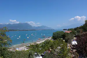 Camping Belvedere - Panorama auf den Wohnwagen- und Zeltstellplatz und den Gardasee im Hintergrund