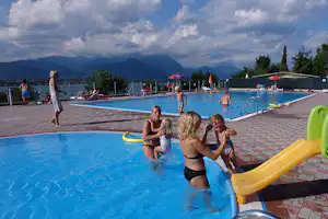 Camping Belvedere - Poolanlage des Campingplatzes mit Badegästen