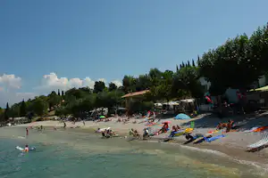Camping Belvedere - Strand des Gardasees beim Campingplatz mit Badegästen