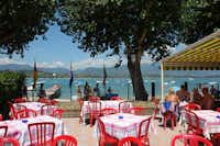 Camping Belvedere - Terrasse des Restaurants mit Blick auf den Gardasee