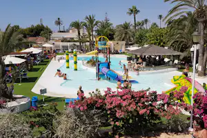 Camping Benisol - Pool mit Liegestühlen und Sonnenschirmen auf dem Campingplatz