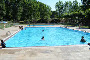 Camping Berceo - Camper im Pool vom Campingplatz