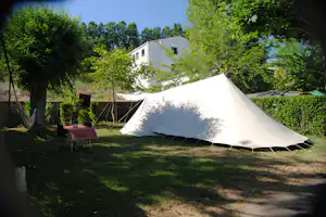 Camping Berceo - Zelt auf dem Wohnwagen- und Zeltstellplatz vom Campingplatz im Grünen