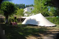 Camping Berceo  - Zelt auf dem Wohnwagen- und Zeltstellplatz vom Campingplatz im Grünen