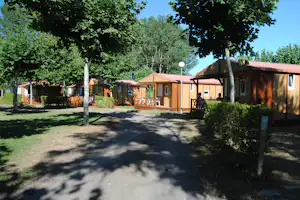 Camping Berceo - Mobilheime vom Campingplatz mit Veranden zwischen Bäumen