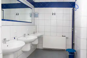 Camping Berg - Sanitäranlage auf dem Campingplatz mit Waschbecken und Spiegel