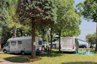 Camping Bergamini -  - Wohnmobil- und  Wohnwagenstellplätze auf der Wiese