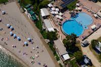 Camping Bergamini - Luftaufnahme der Pools und des Strandes