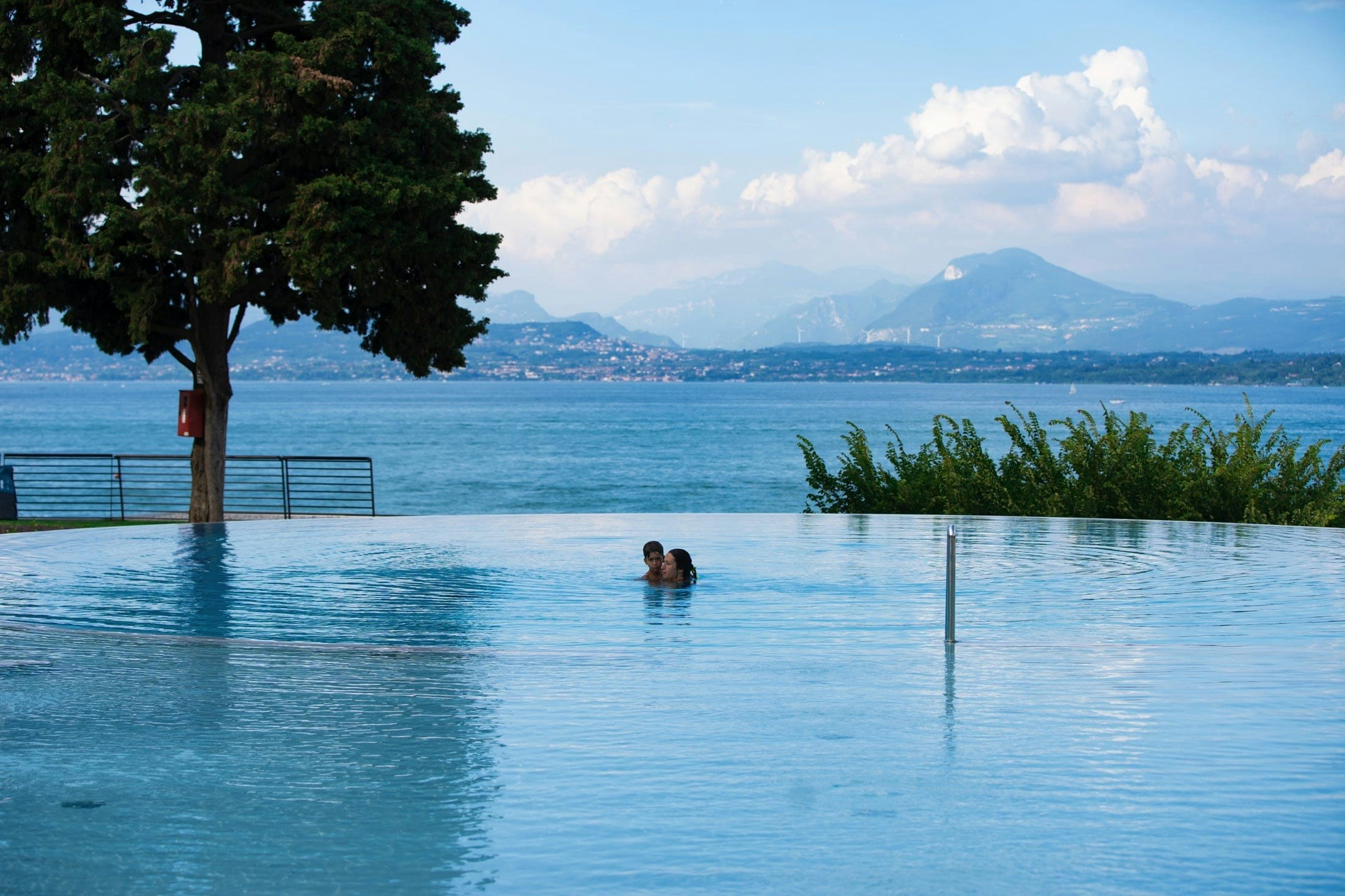 Camping Bergamini - Panorama-Pool mit Blick auf die Berge in der Umgebung