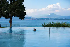 Camping Bergamini - Panorama-Pool mit Blick auf die Berge in der Umgebung