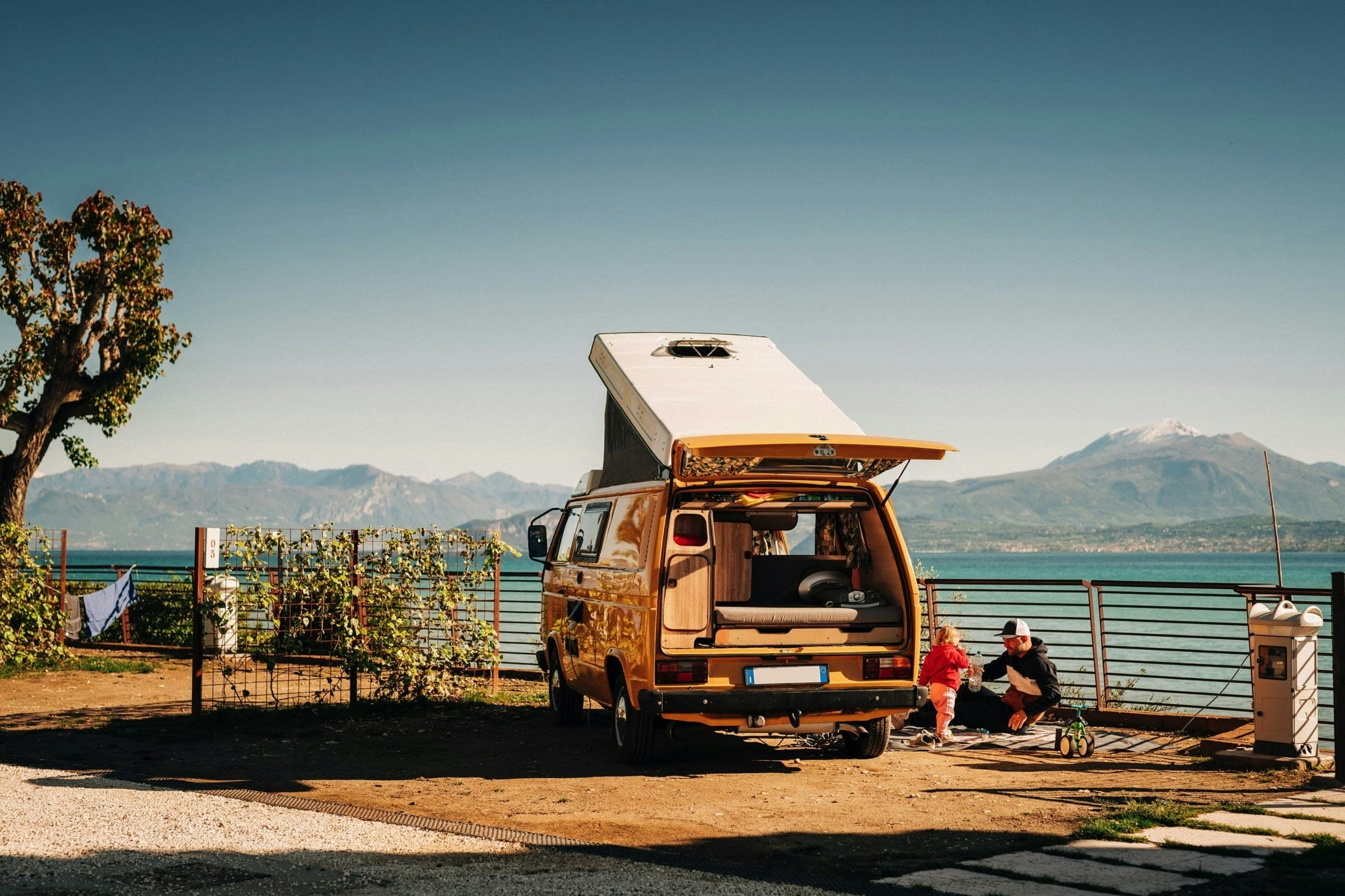 Camping Bergamini - Standplatz mit Blick auf den See und die Berge