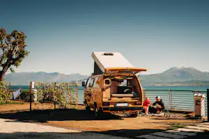 Camping Bergamini - Standplatz mit Blick auf den See und die Berge