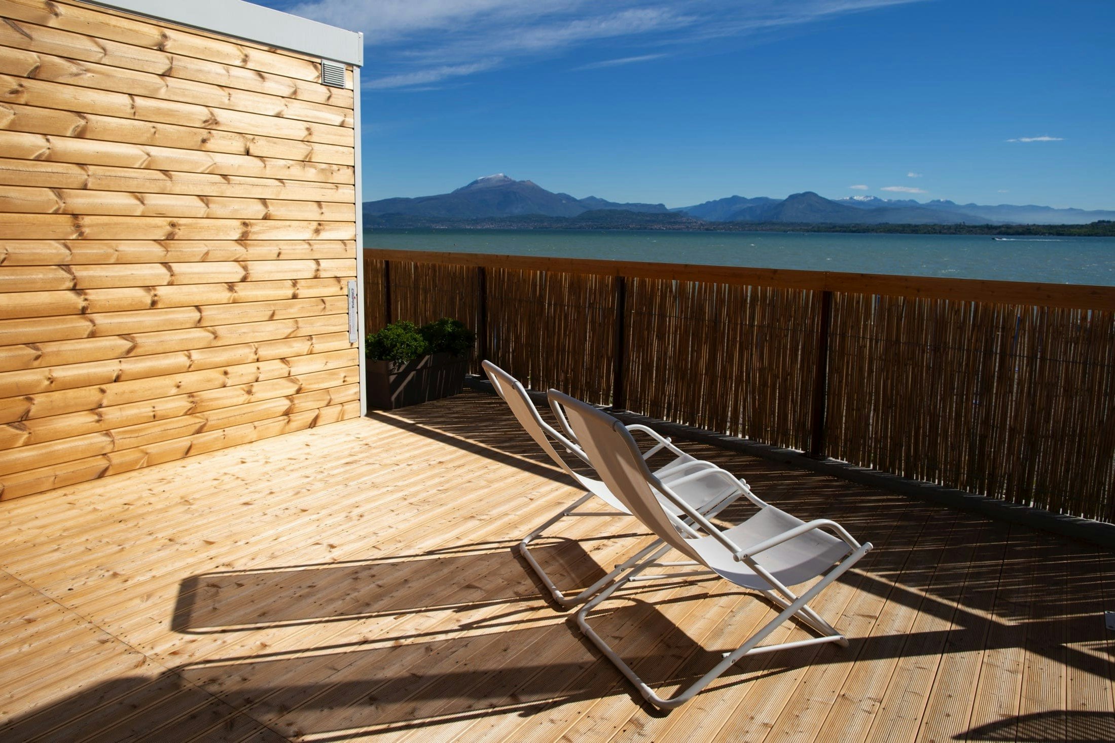 Camping Bergamini - Terrasse mit Blick auf das Wasser