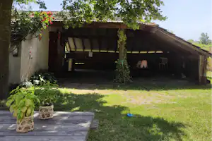 Camping Bergerhof - Überdachte Terrasse und Picknickbank auf dem Campingplatz