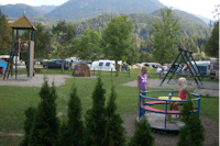 Camping Berggruss  - Kinder auf dem Spielplatz am Wohnwagen- und Zeltstellplatz vom Campingplatz