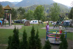 Camping Berggruss - Kinder auf dem Spielplatz am Wohnwagen- und Zeltstellplatz vom Campingplatz
