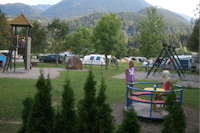 Camping Berggruss  - Kinder auf dem Spielplatz am Wohnwagen- und Zeltstellplatz vom Campingplatz