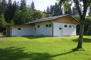 Camping Berggruss - Sanitärgebäude mit Waschbecken, Spiegel, Toiletten und Duschen