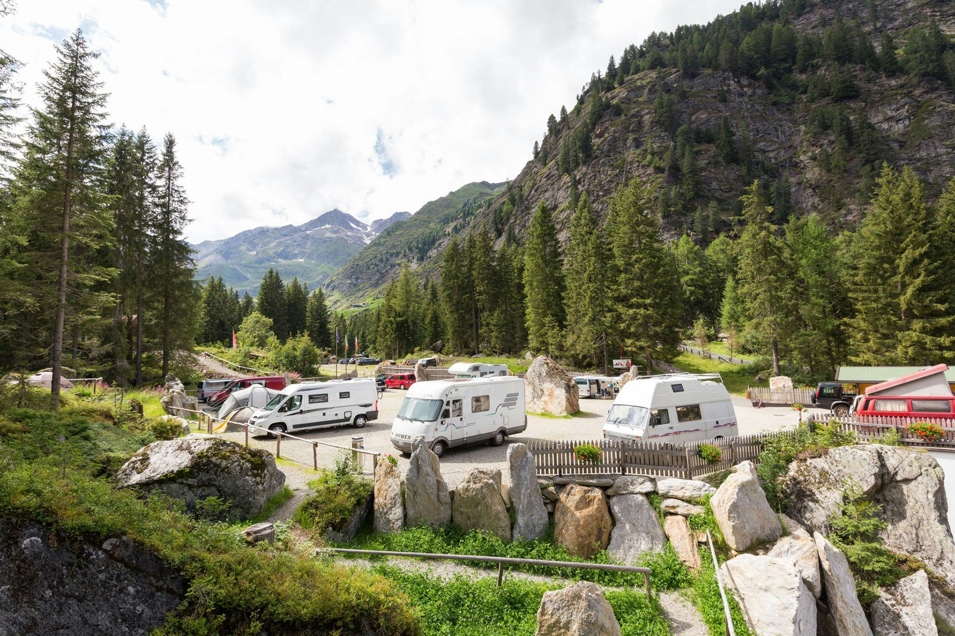 Camping Bergkristall Pfelders - Blick auf die Standplätze mit Bergen im Hintergrund