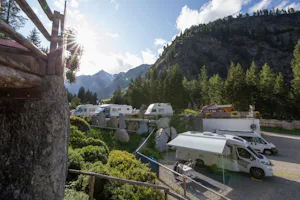 Camping Bergkristall Pfelders - Duschkabinen im Sanitärgebäude des Campingplatzes