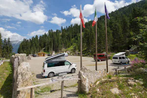 Camping Bergkristall Pfelders - Standplätze auf dem Campingplatz umgeben von Wald