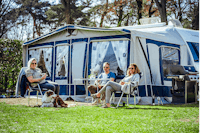 Camping Beringerzand - Gäste sitzen gemeinsam auf ihrem Standplatz