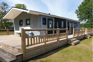 Camping Betuwe - Mobilheim mit Veranda auf dem Campingplatz