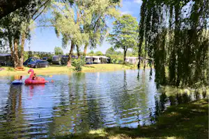 Camping Betuwe - Gäste beim Baden im See
