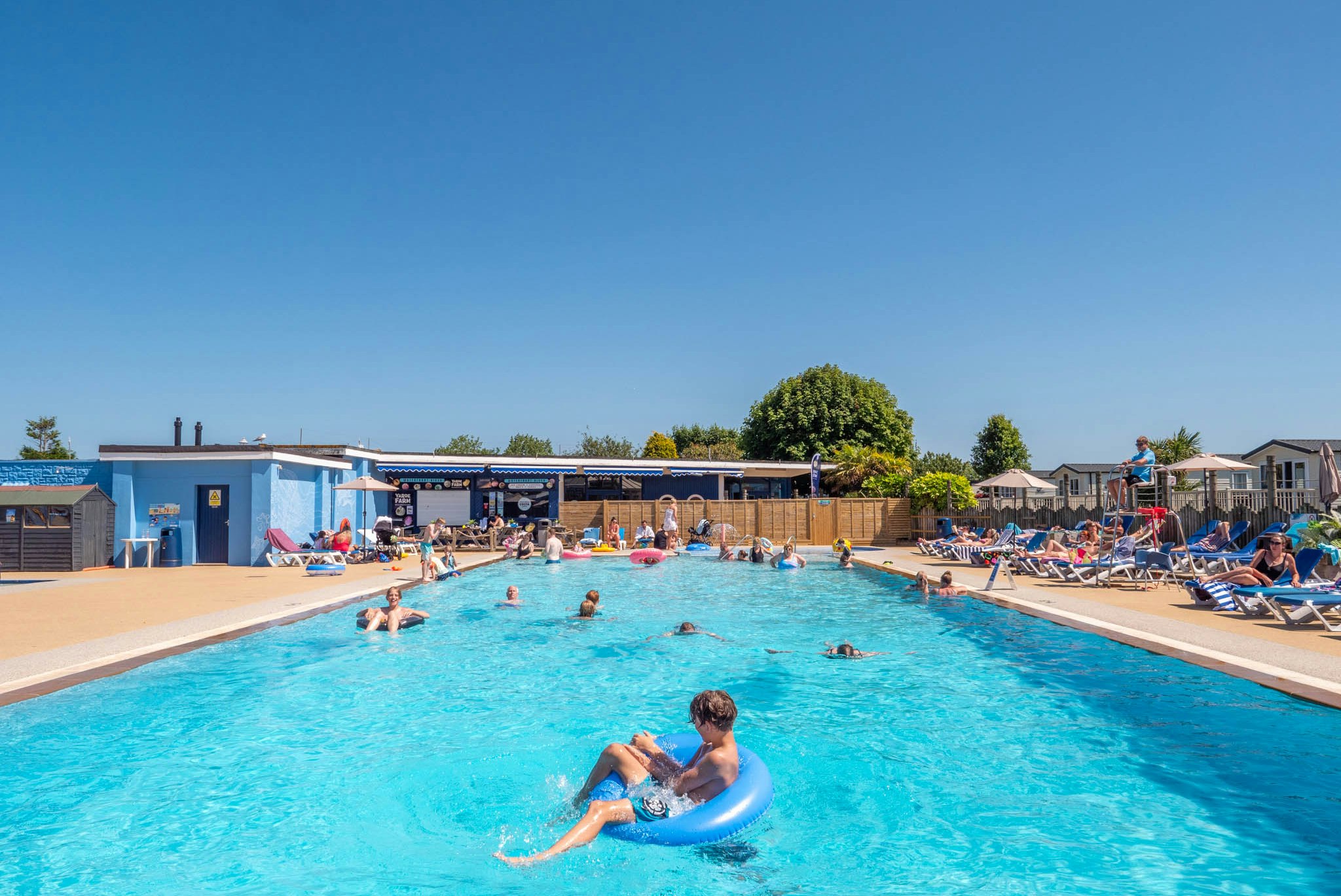 Camping Beverley Park  - Pool im Freien mit Liegestühlen und Sonnenschirmen