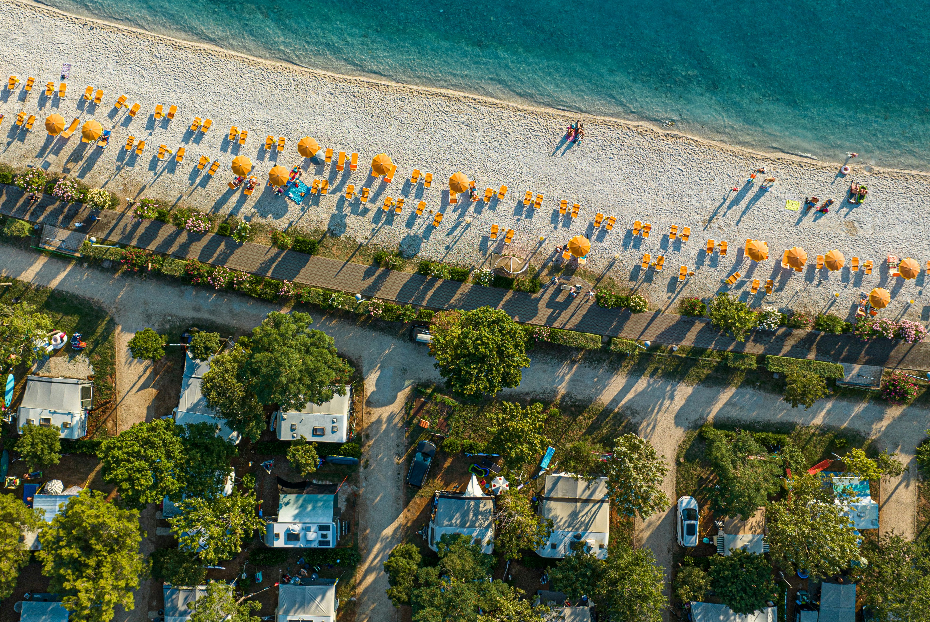 Camping Bi Village  - Luftaufnahme des Campingplatzes am Meer