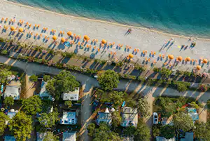 Camping Bi Village - Luftaufnahme des Campingplatzes am Meer