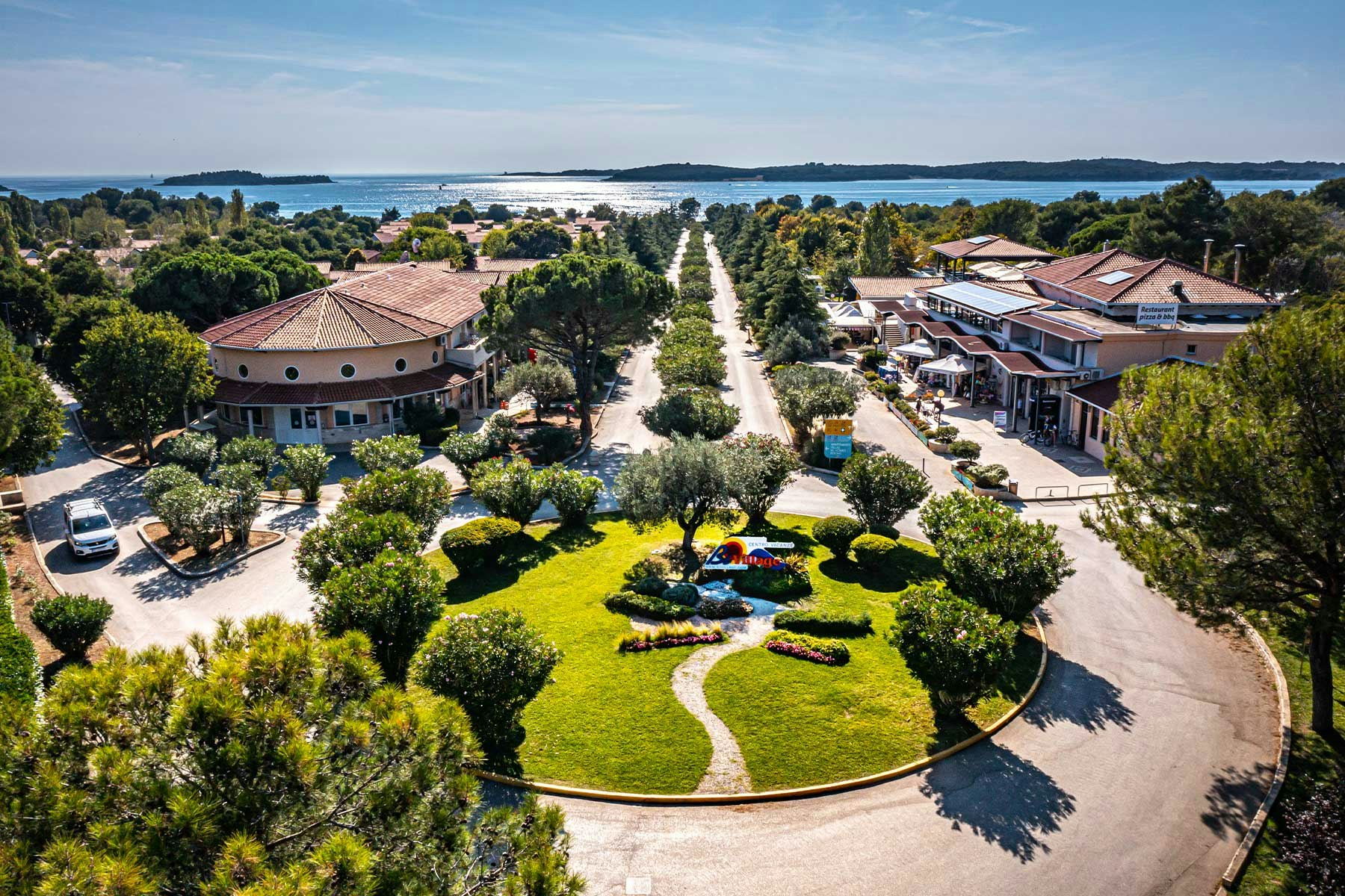 Camping Bi Village - Blick auf den Campingplatz mit Meer im Hintergrund
