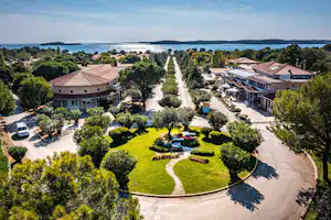 Camping Bi Village - Blick auf den Campingplatz mit Meer im Hintergrund