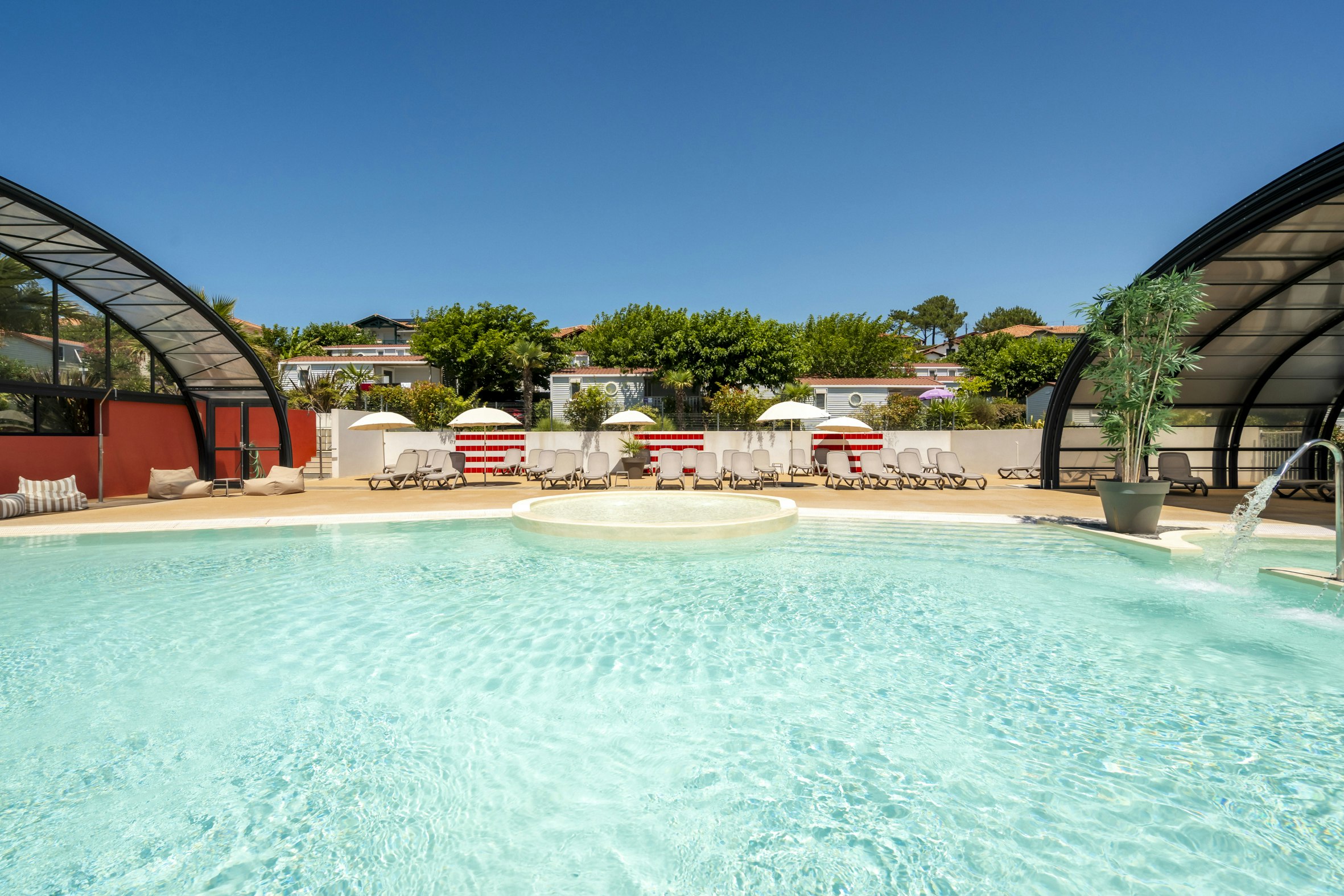 Biarritz Camping  Camping Biarritz  - Pool im Freien mit Liegestühlen und Sonnenschirmen