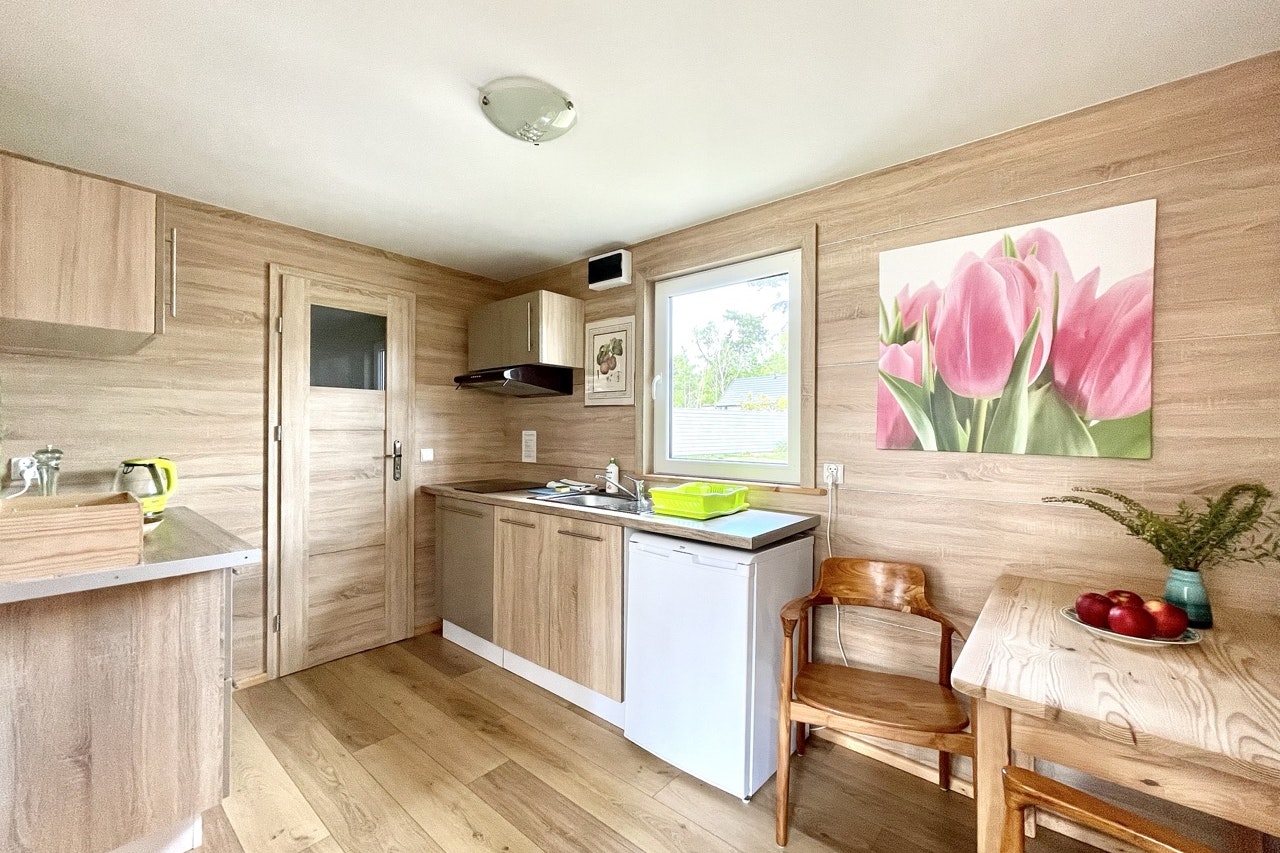 Camping Biały Dom  - Innenansicht eines Mobilheims mit Küche