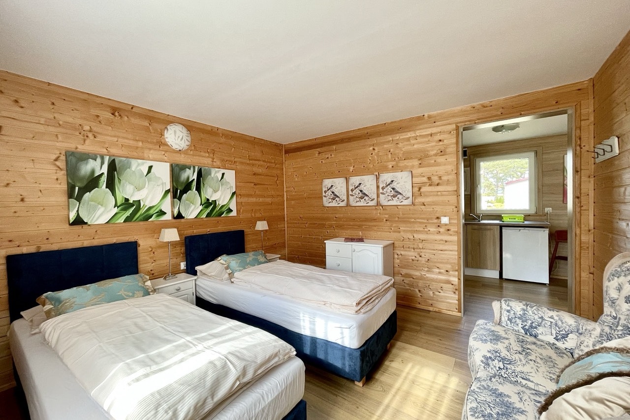 Camping Biały Dom  - Schlafzimmer eines Mobilheims mit zwei Einzelbetten